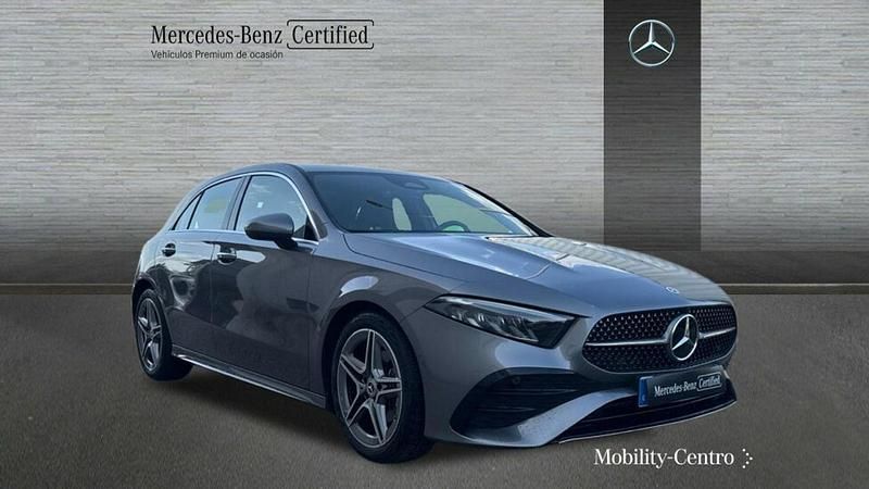 Usado Mercedes A180 AMG line 116 CV (85 kW) 2024 Gris montaña Utilitario