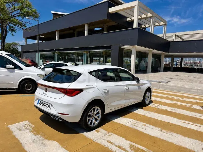 Usado Seat Leon Style 110 CV (80 kW) 2022 Blanco Berlina
