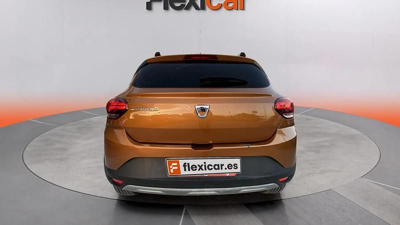 Usado Dacia Sandero Essentiel 101 CV (74 kW) 2021 Amarillo Utilitario