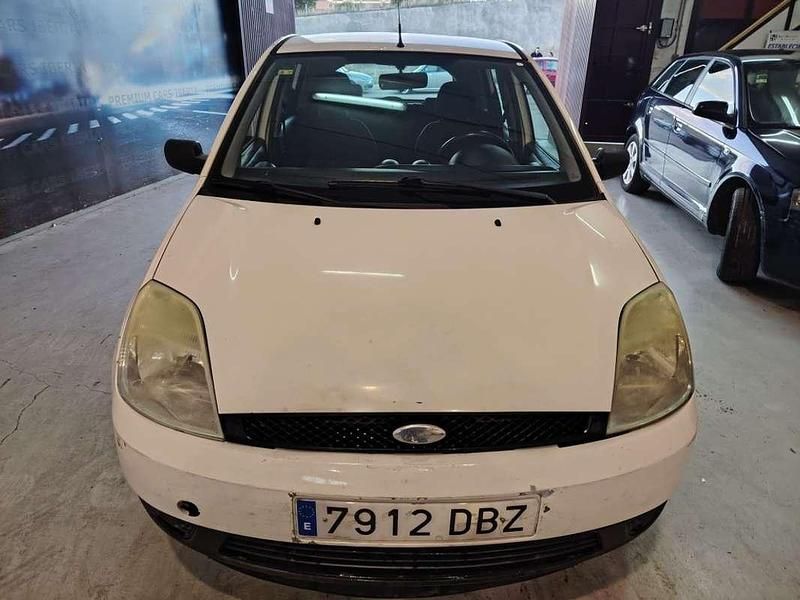 Usado Ford Fiesta Ghia 68 CV (50 kW) 2004 Blanco Utilitario