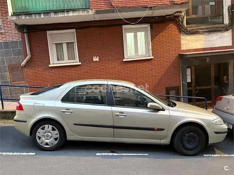 Usado Renault Laguna II Authentique 120 CV (88 kW) 2001 Beige Berlina