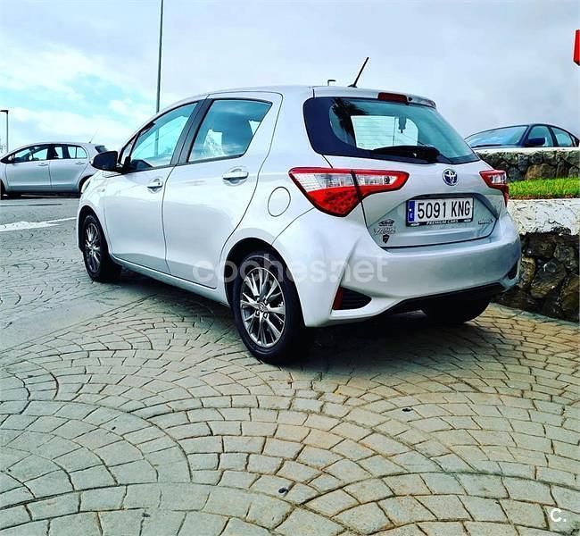 Usado Toyota Yaris Hybrid Active 100 CV (73 kW) 2018 Gris / plata Berlina