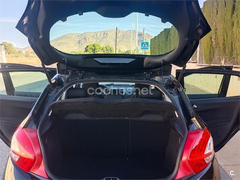 Usado Peugeot 208 Active 82 CV (60 kW) 2012 Negro Utilitario