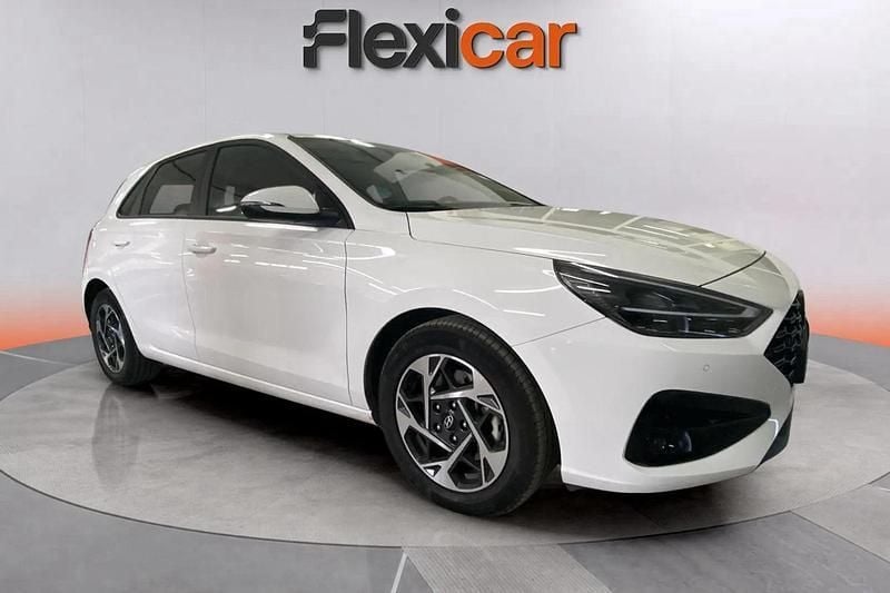 Blanco Usado 2024 Hyundai i30 Berlina | 18.490 € (Precio justo) - Imagen 1/4