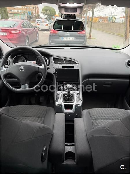 Usado Peugeot 5008 Style 120 CV (88 kW) 2015 Gris / plata Monovolumen