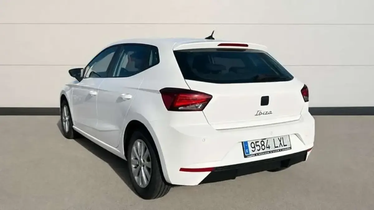 Usado Seat Ibiza Style Plus 110 CV (80 kW) 2022 Blanco Utilitario