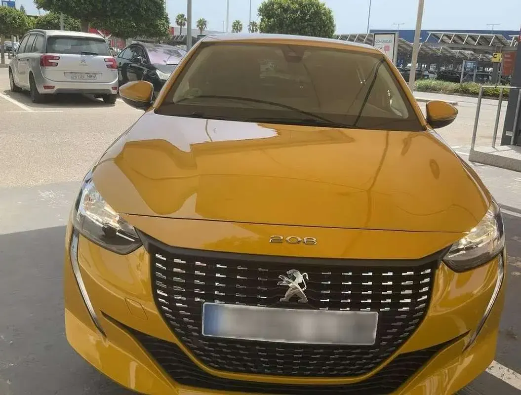 Usado Peugeot 208 Active 99 CV (72 kW) 2021 Amarillo Utilitario