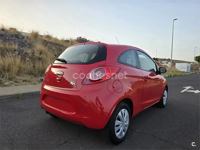 Usado Ford Ka 69 CV (50 kW) 2015 Rojo Berlina