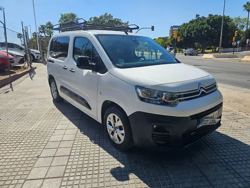 Usado Citroën Berlingo Feel 102 CV (75 kW) 2021 Blanco Monovolumen