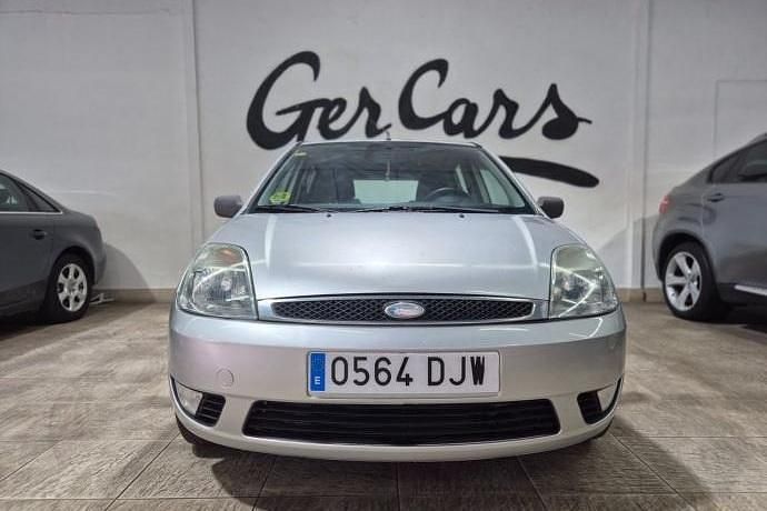 Plateado Usado 2005 Ford Fiesta Ghia Utilitario | 3695 € (Precio justo) - Imagen 1/4