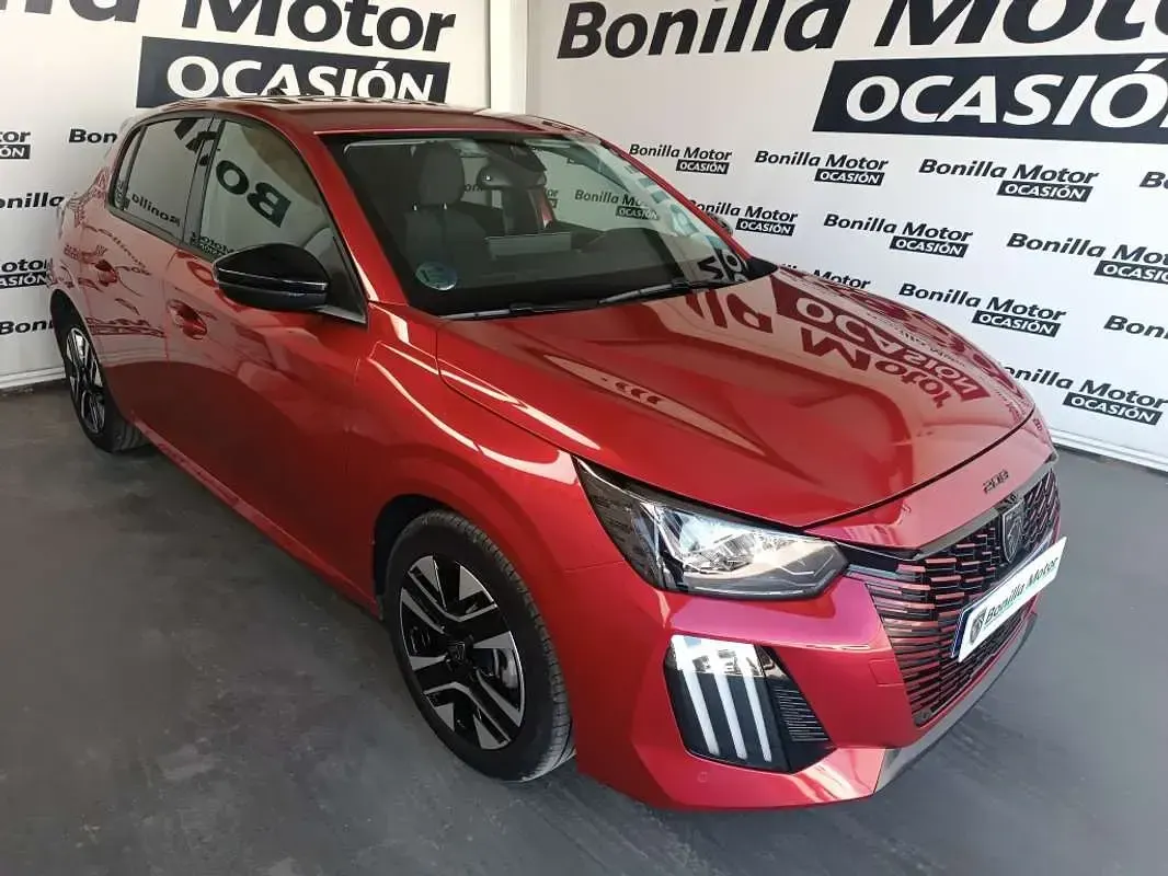 Usado Peugeot 208 Allure 101 CV (74 kW) 2024 Rojo Utilitario