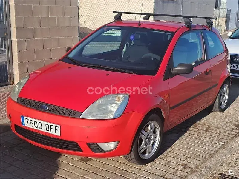 Usado Ford Fiesta 68 CV (50 kW) 2005 Rojo Utilitario
