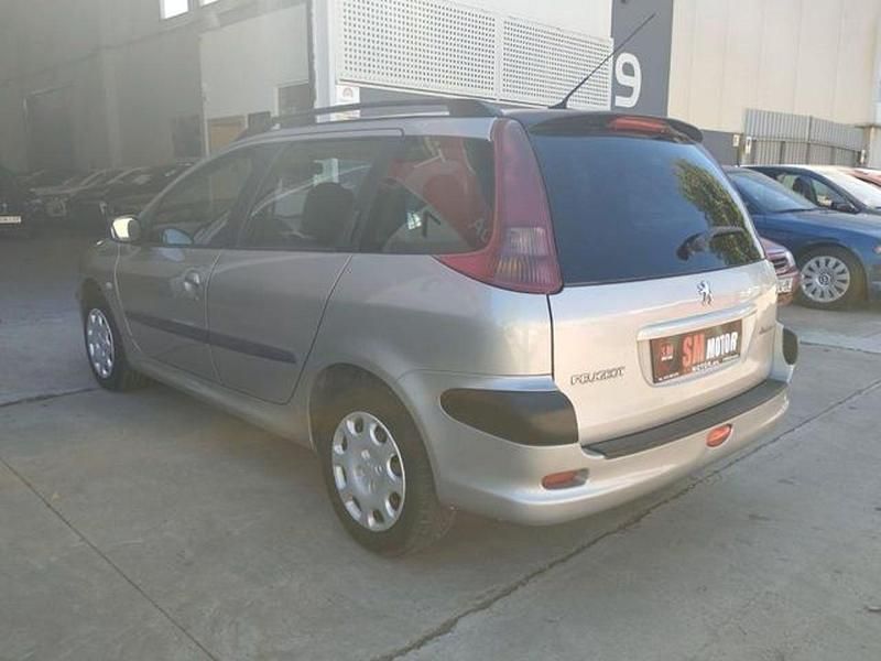 Usado Peugeot 206 70 CV (51 kW) 2005 Gris / plata Familiar