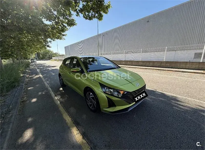 Usado Hyundai i20 84 CV (61 kW) 2024 Verde Utilitario