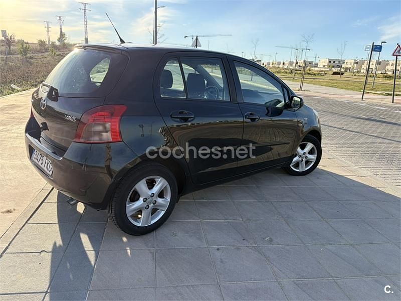 Usado Toyota Yaris 90 CV (66 kW) 2007 Negro Utilitario