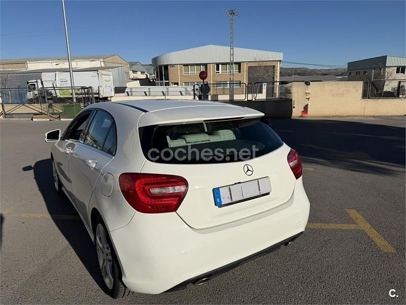 Käytetty Mercedes A180 Urban 109 HP (80 kW) 2015 Valkoinen Sedan