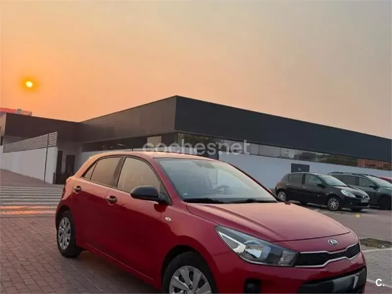 Usado Kia Rio 84 CV (61 kW) 2017 Granate Berlina