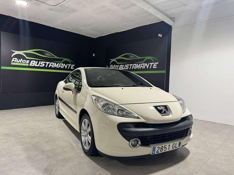 Usado Peugeot 207 CC 120 CV (88 kW) 2009 Blanco Descapotable