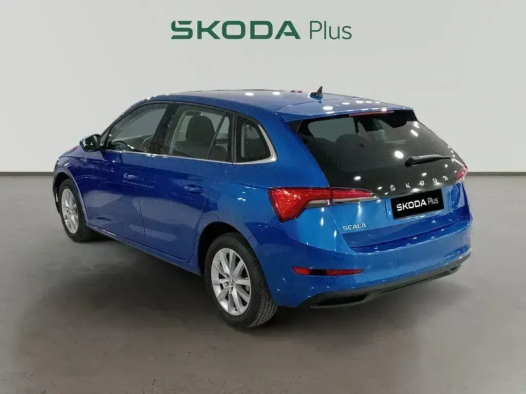 Usado Skoda Scala Ambition 110 CV (80 kW) 2021 Azul Utilitario