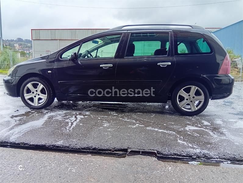 Usado Peugeot 307 110 CV (80 kW) 2004 Negro Familiar