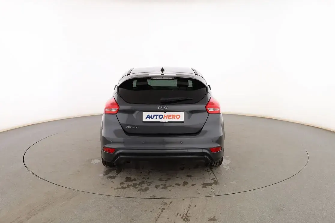 Usado Ford Focus ST-Line 120 CV (88 kW) 2018 Gris Berlina
