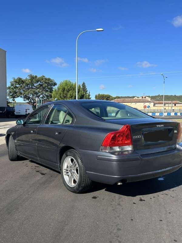 Usado Volvo S60 163 CV (119 kW) 2004 Gris Berlina