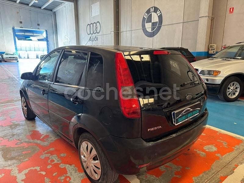 Usado Ford Fiesta Trend 80 CV (58 kW) 2005 Negro Berlina