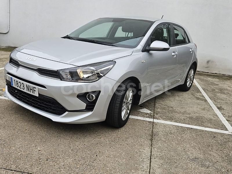 Gris / plata Usado 2021 Kia Rio Berlina | 14.300 € (Un poco caro) - Imagen 1/4