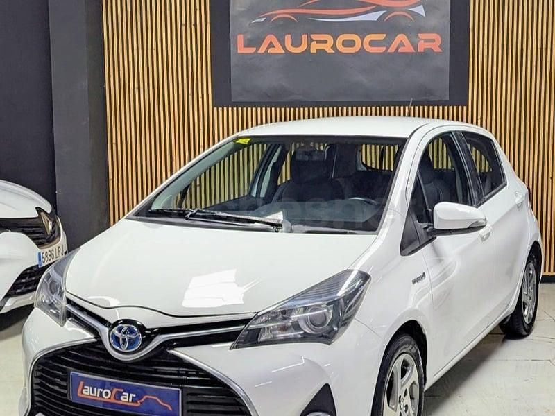 Usado Toyota Yaris Hybrid Active 100 CV (73 kW) 2015 Blanco Berlina