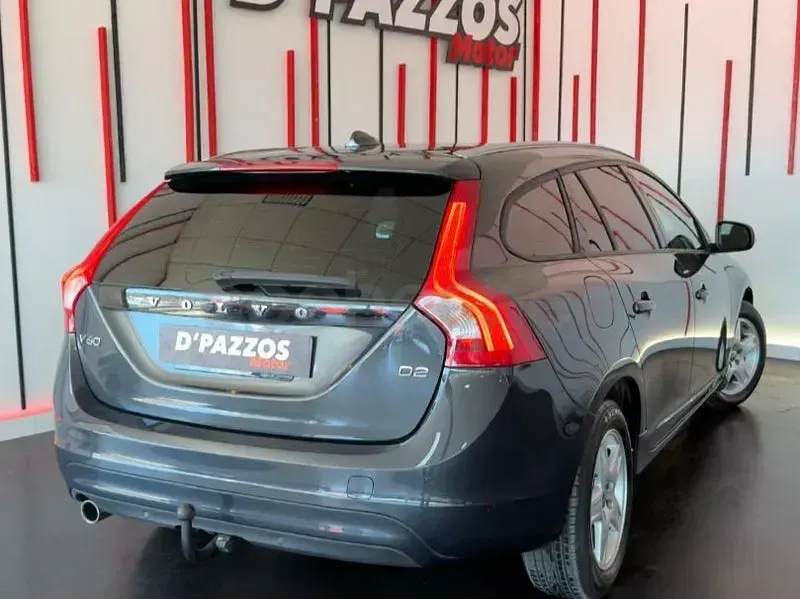 Usado Volvo V60 Momentum 115 CV (84 kW) 2015 Gris / plata Familiar