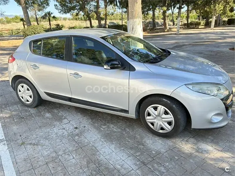 Usado Renault Mégane Expression 105 CV (77 kW) 2009 Gris / plata Berlina