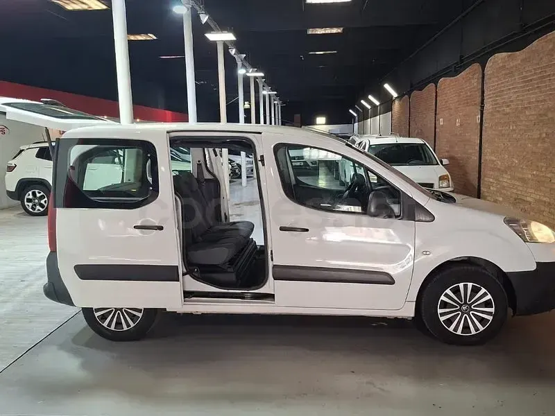 Usado Peugeot Partner Tepee Active 92 CV (67 kW) 2011 Blanco Monovolumen
