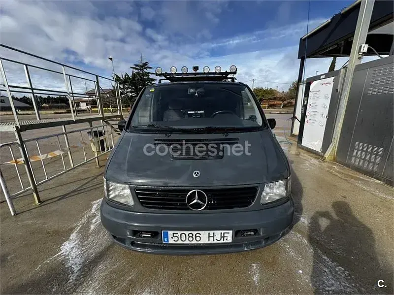 Usado Mercedes V220 122 CV (89 kW) 1999 Gris / plata Monovolumen