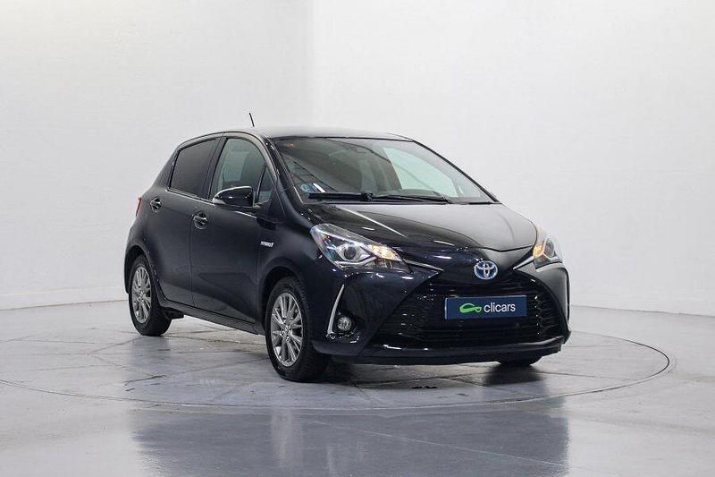Usado Toyota Yaris Hybrid Active 100 CV (73 kW) 2018 Negro Berlina