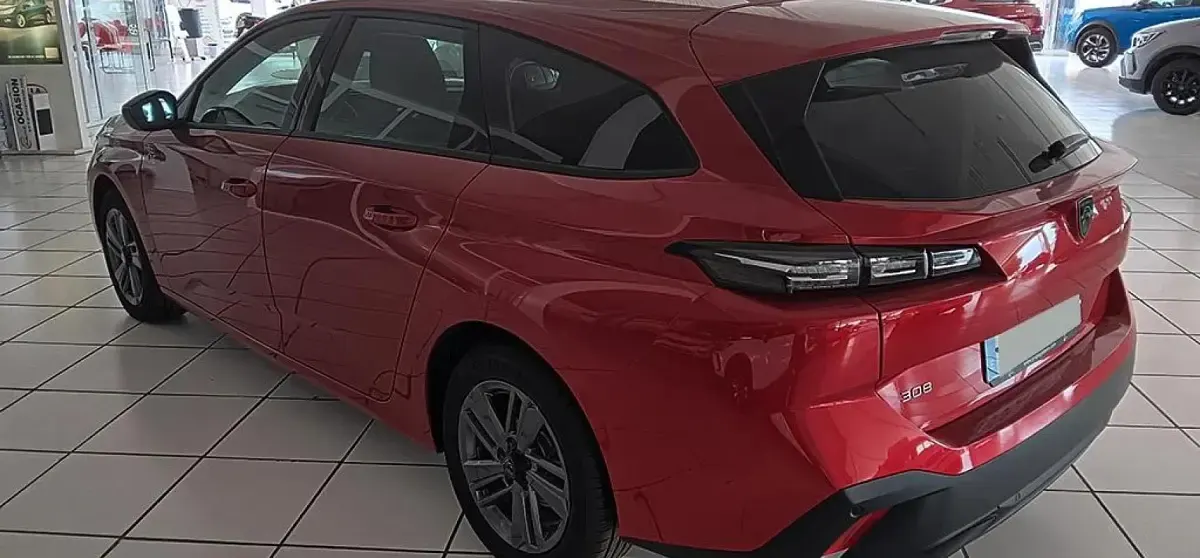 Usado Peugeot 308 Active 131 CV (96 kW) 2023 Rojo Familiar