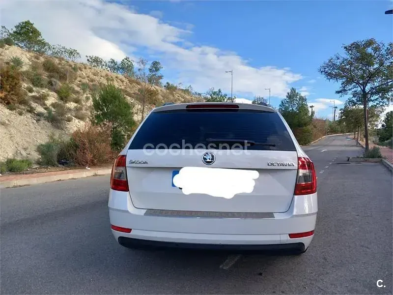 Usado Skoda Octavia Style 150 CV (110 kW) 2019 Blanco Familiar