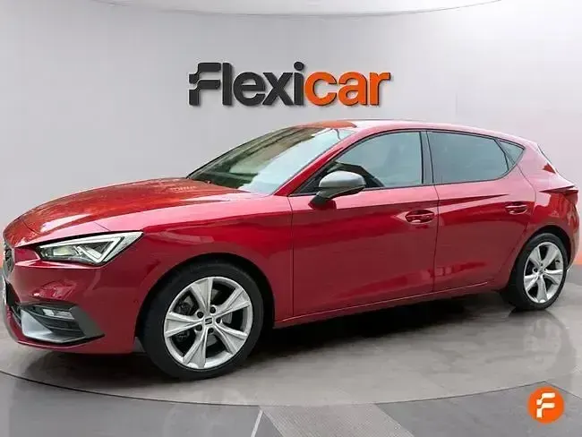 Usado Seat Leon FR 150 CV (110 kW) 2022 Rojo Familiar