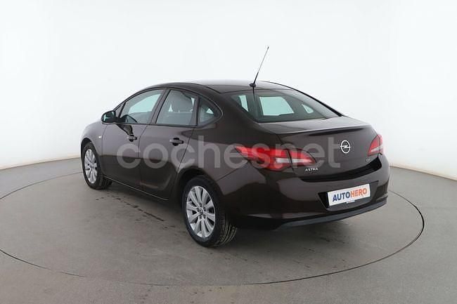 Usado Opel Astra Excellence 111 CV (81 kW) 2014 Marrón Berlina
