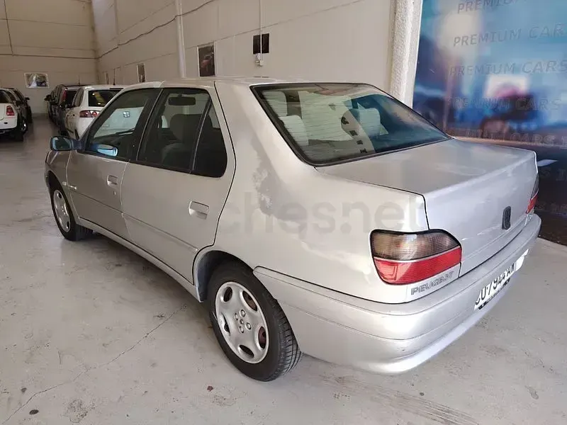 Usado Peugeot 306 90 CV (66 kW) 2000 Gris / plata Berlina