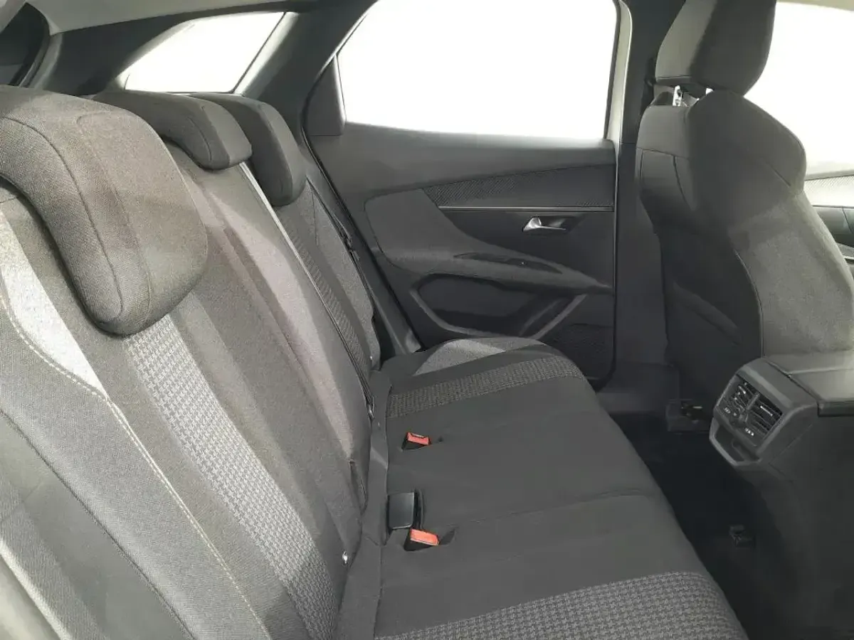 Usado Peugeot 3008 Active 130 CV (95 kW) 2022 Blanco SUV
