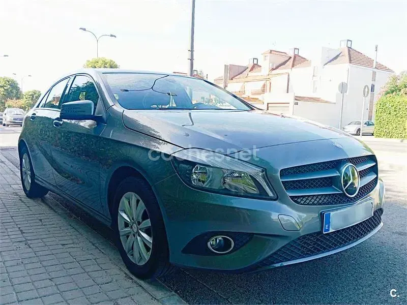 Usado Mercedes A180 Style 109 CV (80 kW) 2013 Gris / plata Utilitario