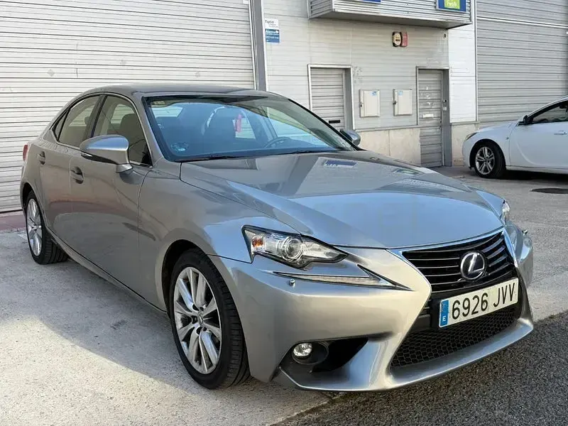 Usado Lexus IS300h Executive Line 223 CV (164 kW) 2017 Gris / plata Berlina