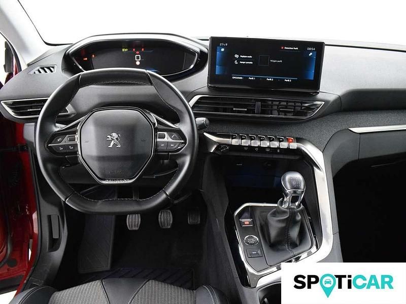 Usado Peugeot 3008 Allure 131 CV (96 kW) 2022 Rojo Monovolumen