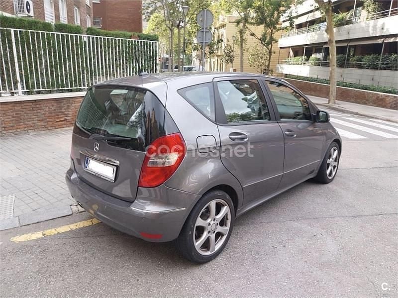 Usado Mercedes A180 116 CV (85 kW) 2010 Gris / plata Monovolumen