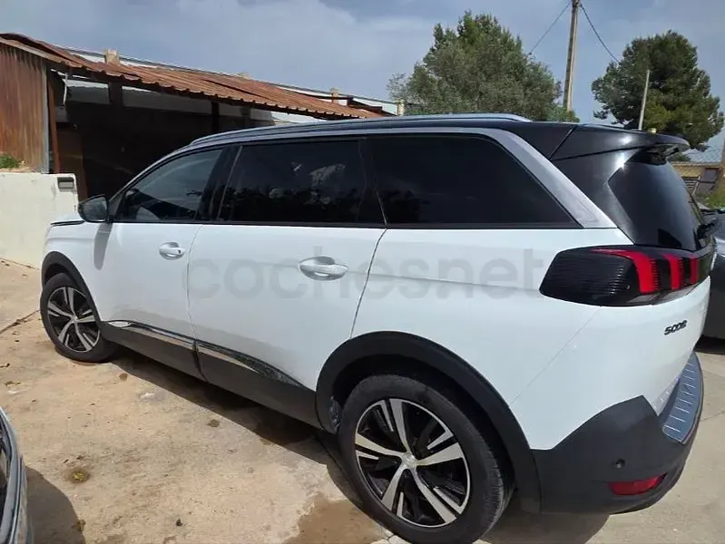 Usado Peugeot 5008 Allure 130 CV (95 kW) 2021 Blanco SUV