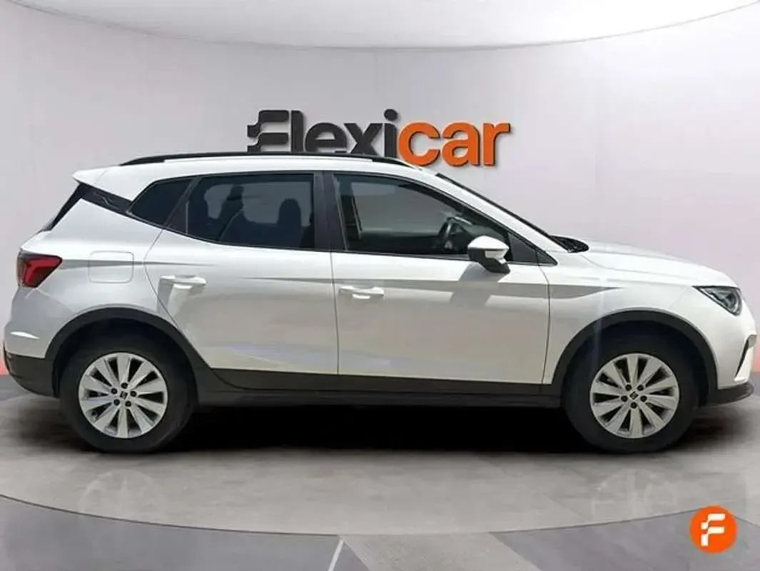 Usado Seat Arona Style Plus 110 CV (80 kW) 2022 Blanco SUV
