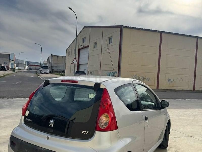Usado Peugeot 107 68 CV (50 kW) 2009 Gris / plata Utilitario