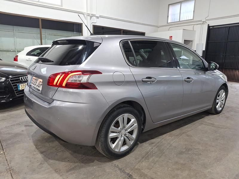 Usado Peugeot 308 Style 92 CV (67 kW) 2015 Gris / plata Berlina