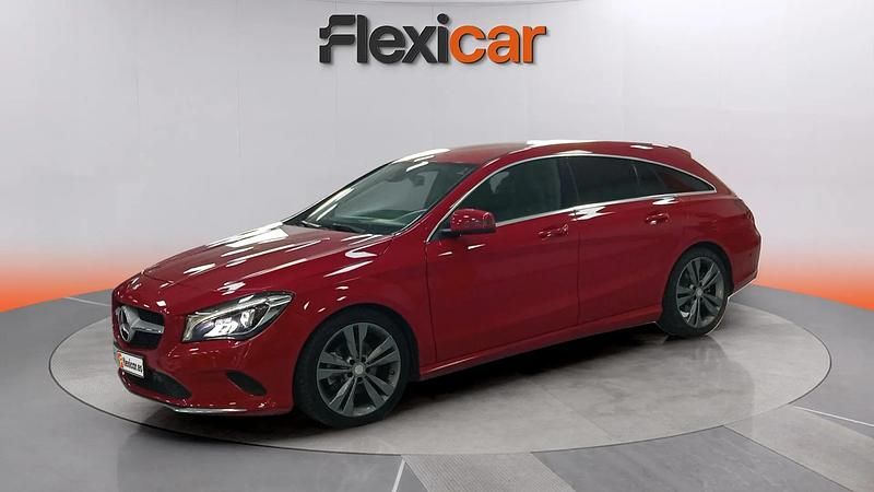 Usado Mercedes CLA200 Shooting Brake 136 CV (100 kW) 2017 Rojo Familiar