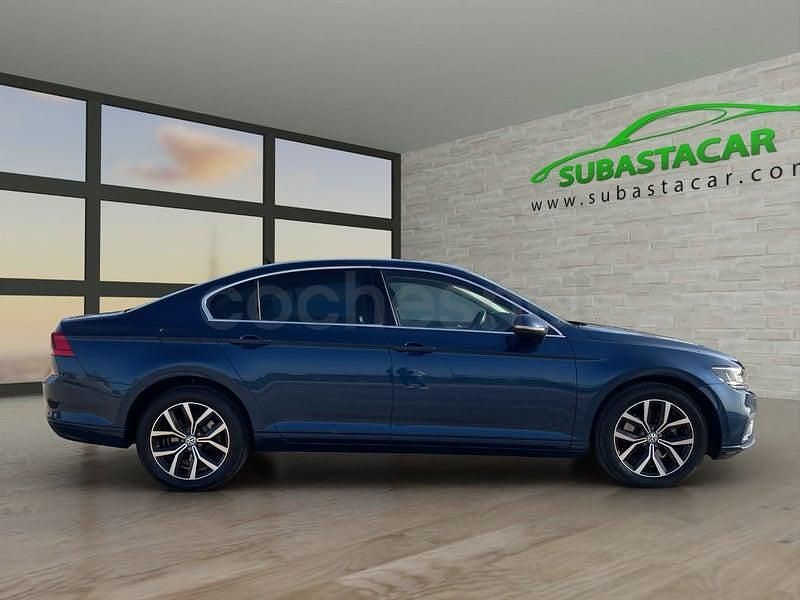 Usado VW Passat Executive 150 CV (110 kW) 2019 Azul Berlina